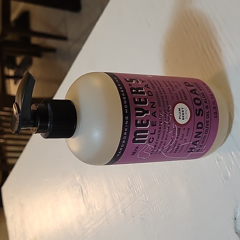 Mrs. Meyers Clean Day Plum Berry Scent Hand Soap With Olive Oil & Aloe Vera. NWT